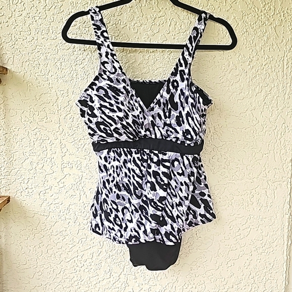 TRINSHAPER one piece bathing suit black and white. Size Medium to large. - Picture 1 of 12